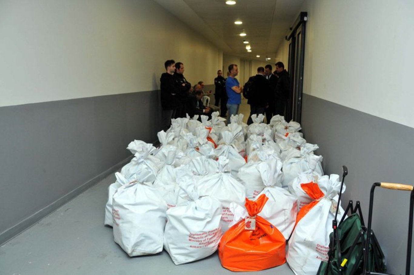 Yurt dışında kullanılan oylar Türkiye'ye getirilmeye başlandı