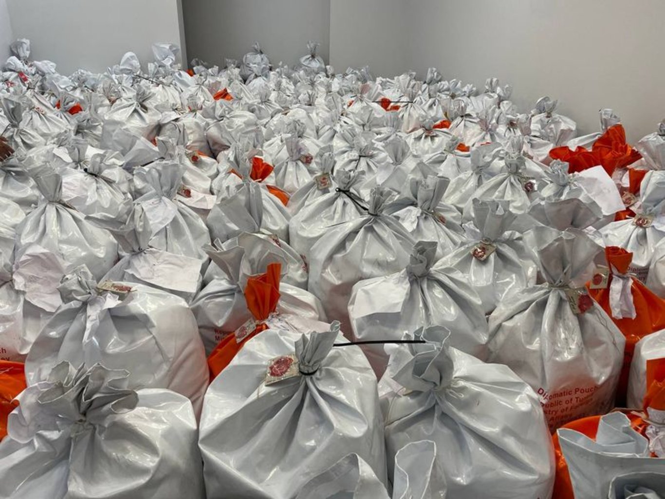 Yurt dışında kullanılan oylar Türkiye'ye getirilmeye başlandı