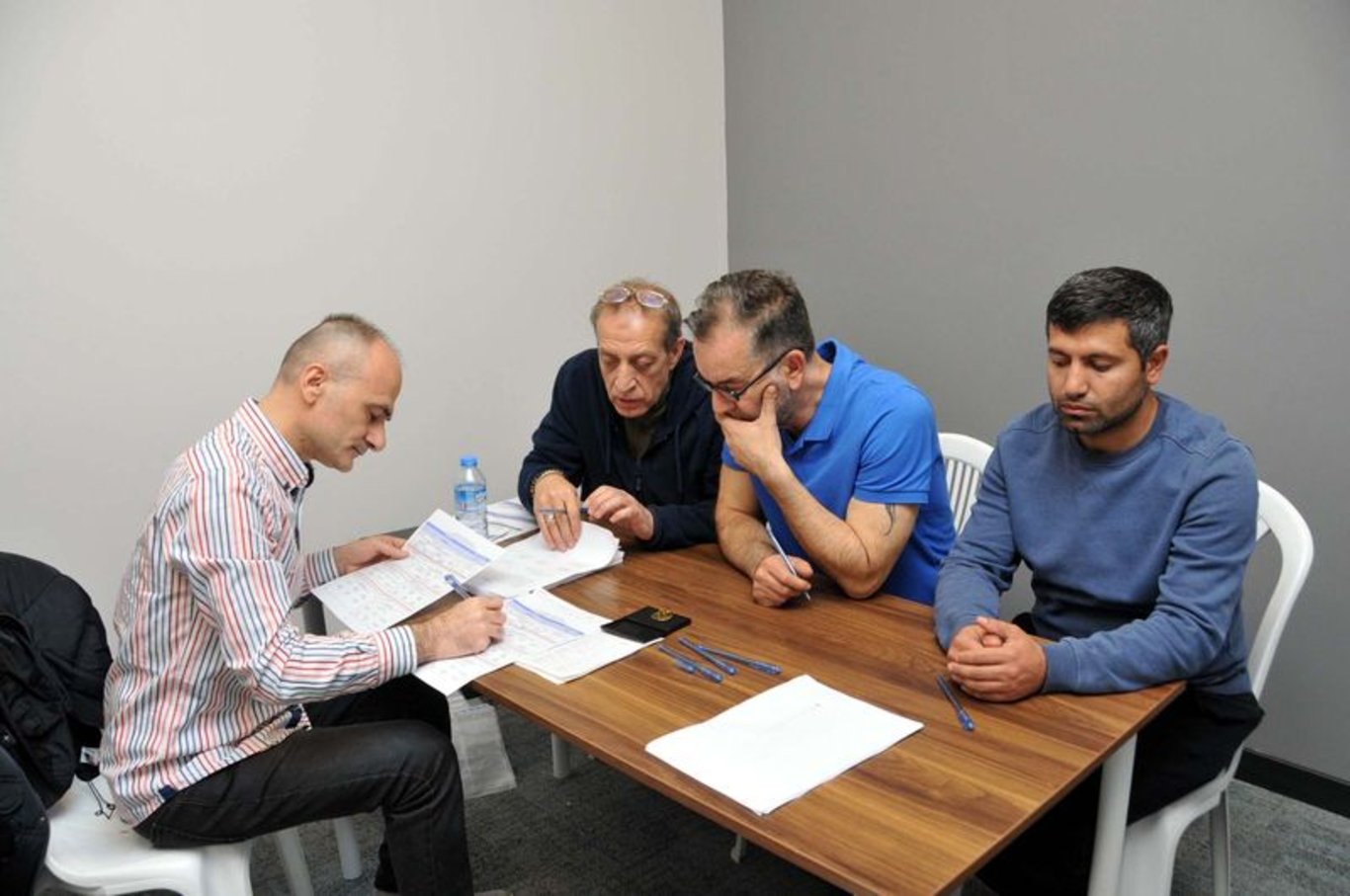 Yurt dışında kullanılan oylar Türkiye'ye getirilmeye başlandı