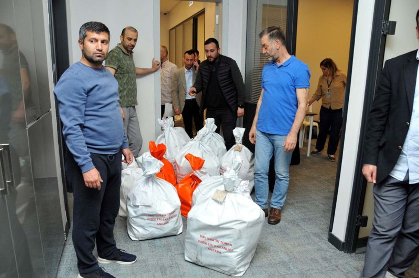 Yurt dışında kullanılan oylar Türkiye'ye getirilmeye başlandı