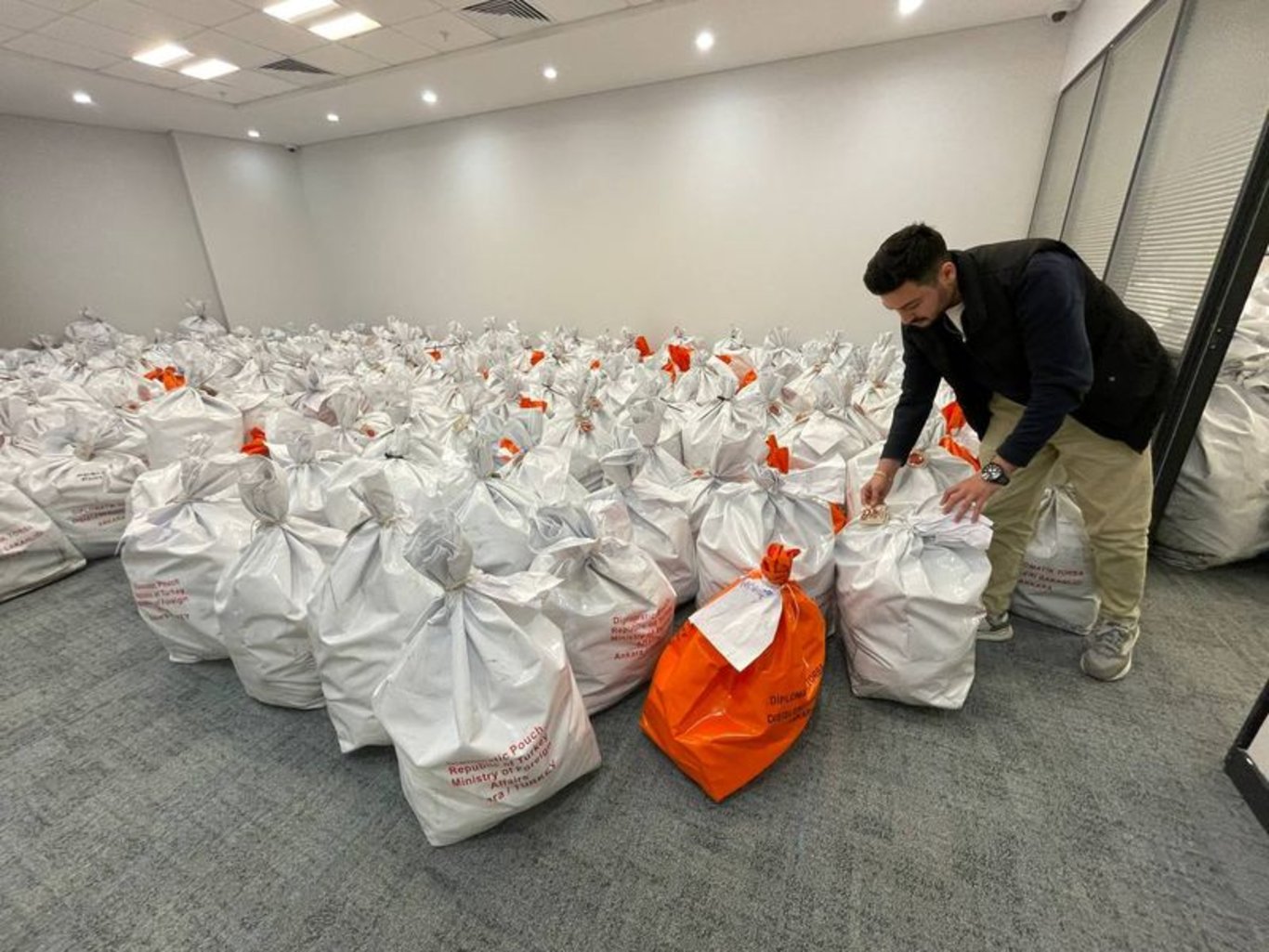 Yurt dışında kullanılan oylar Türkiye'ye getirilmeye başlandı