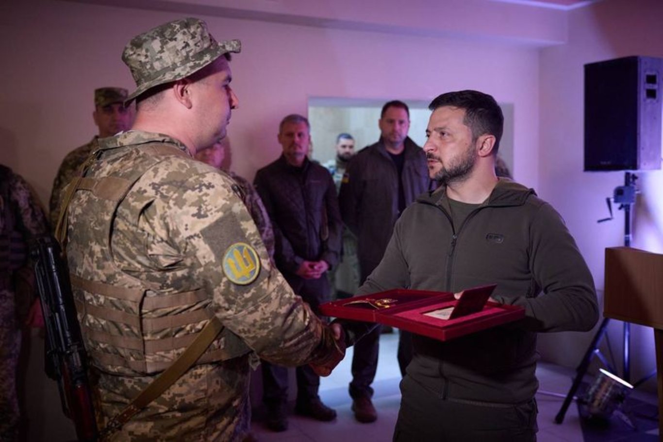 Ukrayna Devlet Başkanı Zelenskiy, Donetsk bölgesinde Ukraynalı askerleri ziyaret etti