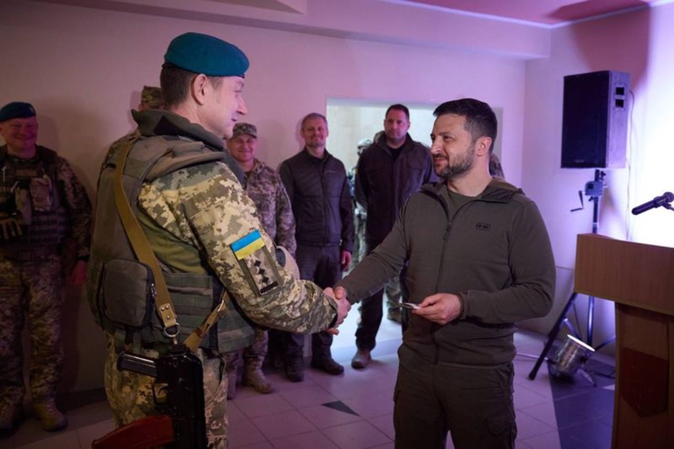 Ukrayna Devlet Başkanı Zelenskiy, Donetsk bölgesinde Ukraynalı askerleri ziyaret etti