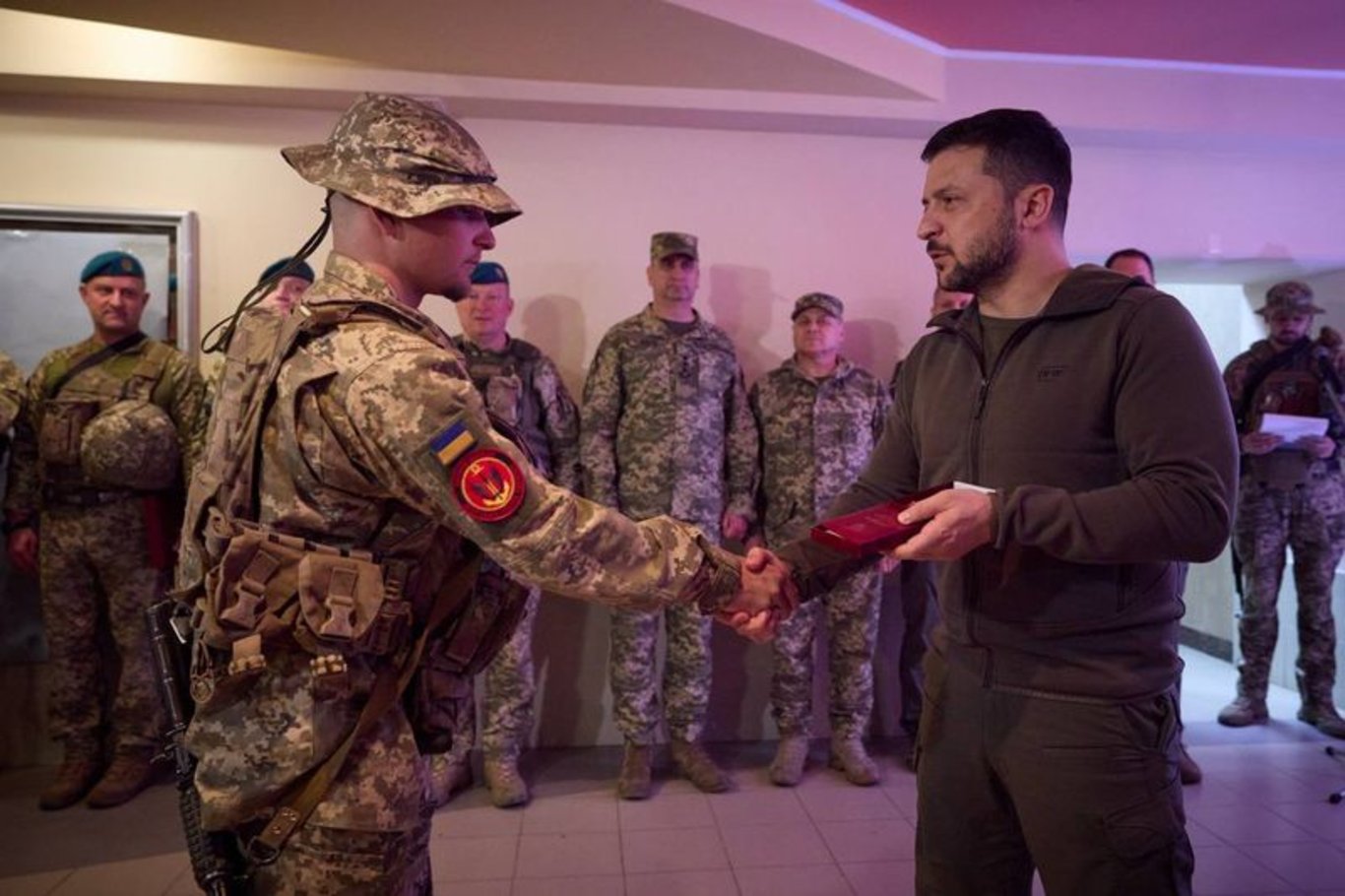 Ukrayna Devlet Başkanı Zelenskiy, Donetsk bölgesinde Ukraynalı askerleri ziyaret etti