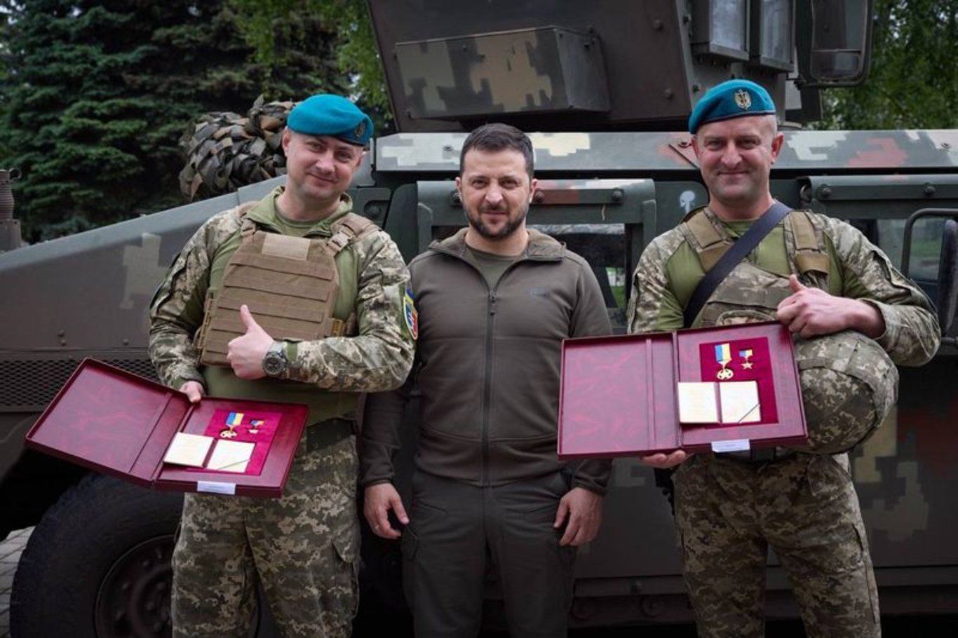 Ukrayna Devlet Başkanı Zelenskiy, Donetsk bölgesinde Ukraynalı askerleri ziyaret etti