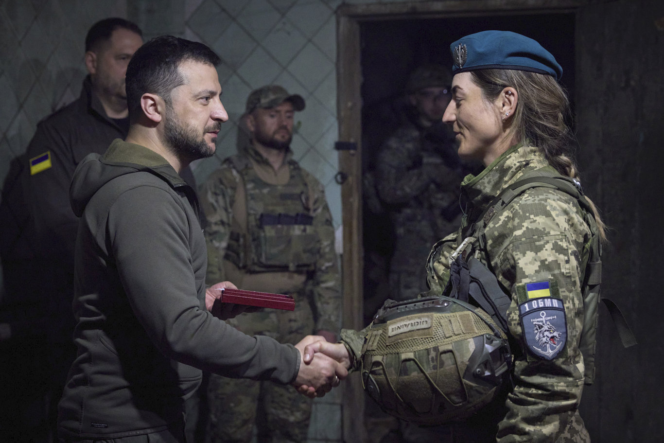 Ukrayna Devlet Başkanı Zelenskiy, Donetsk bölgesinde Ukraynalı askerleri ziyaret etti