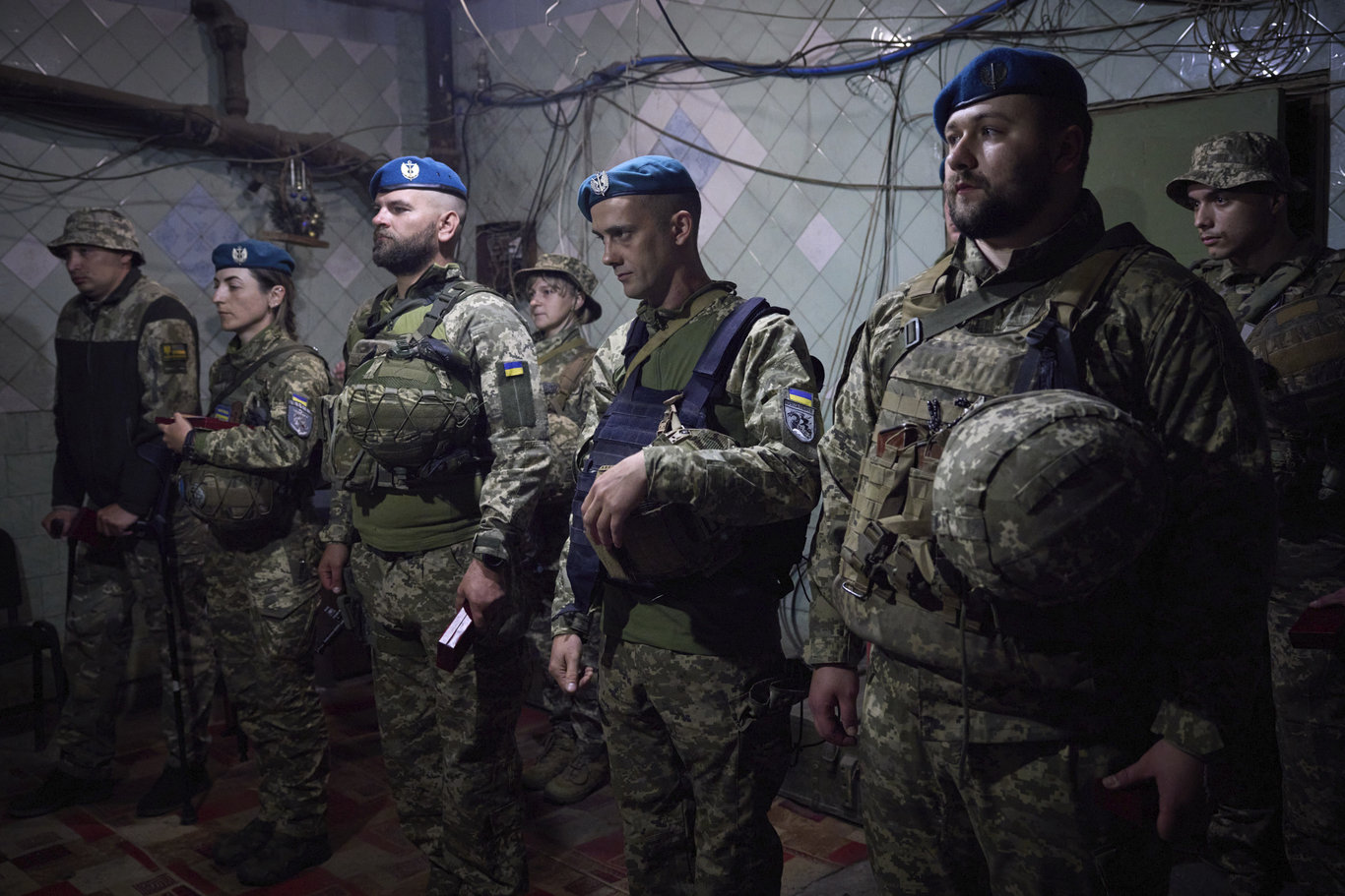 Ukrayna Devlet Başkanı Zelenskiy, Donetsk bölgesinde Ukraynalı askerleri ziyaret etti