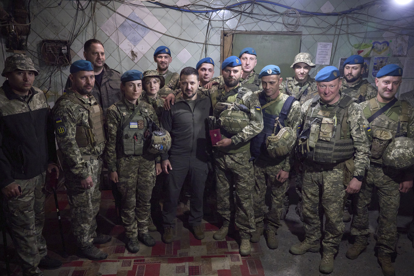 Ukrayna Devlet Başkanı Zelenskiy, Donetsk bölgesinde Ukraynalı askerleri ziyaret etti