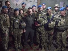 Zelenskiy Ukraynalı askerleri ziyaret etti