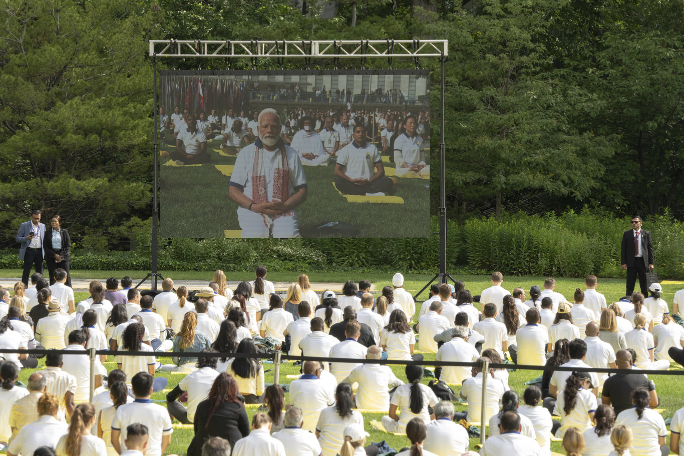 72 yaşındaki Hindistan Başbakanı Modi, New York'ta yoga etkinliğine katıldı