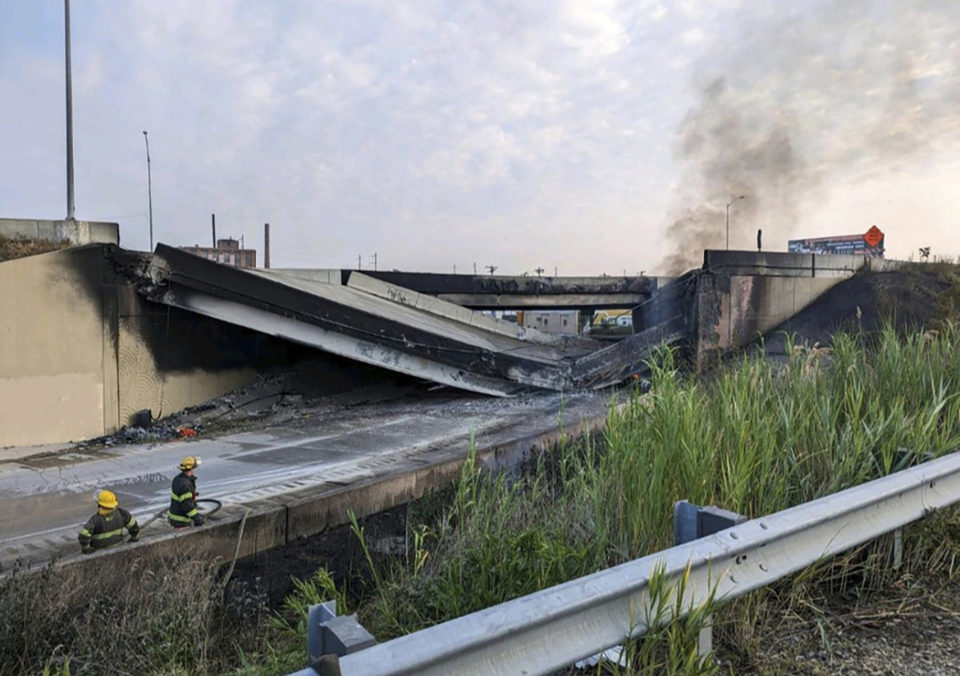 ABD'de üst geçit çöktü: Otoyol trafiğe kapandı