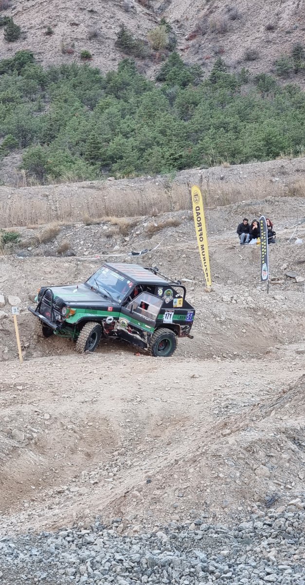 Artvin deki Off-road da yardımcı pilot, yarışı kaybedince pilotu kovaladı #3