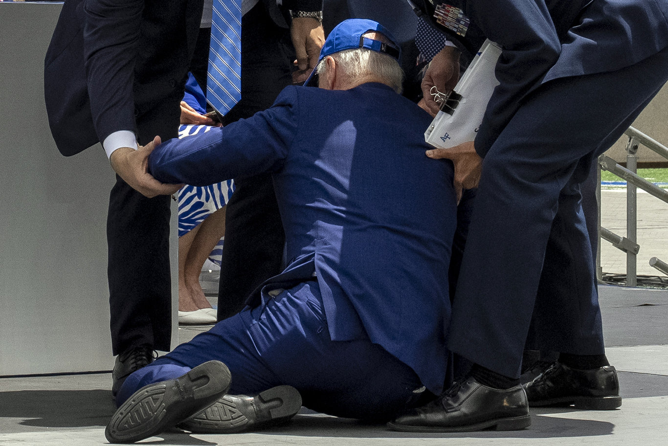 ABD Başkan Biden, sahnede dengesini kaybetti, yere düştü!