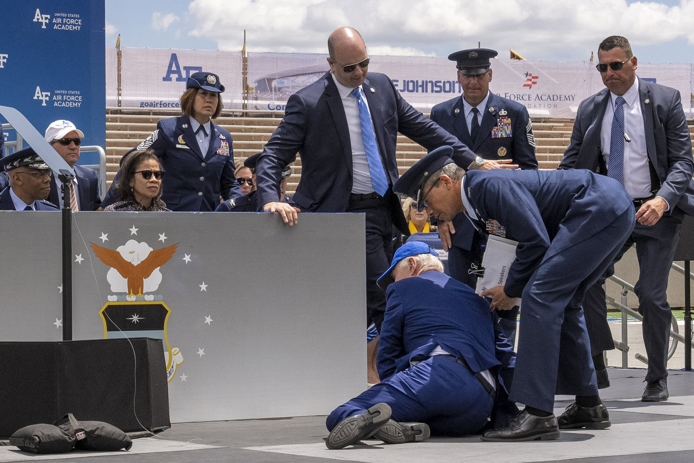 ABD Başkan Biden, sahnede dengesini kaybetti, yere düştü!