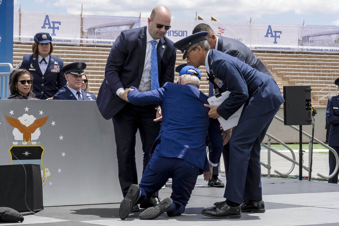 ABD Başkan Biden, sahnede dengesini kaybetti, yere düştü!