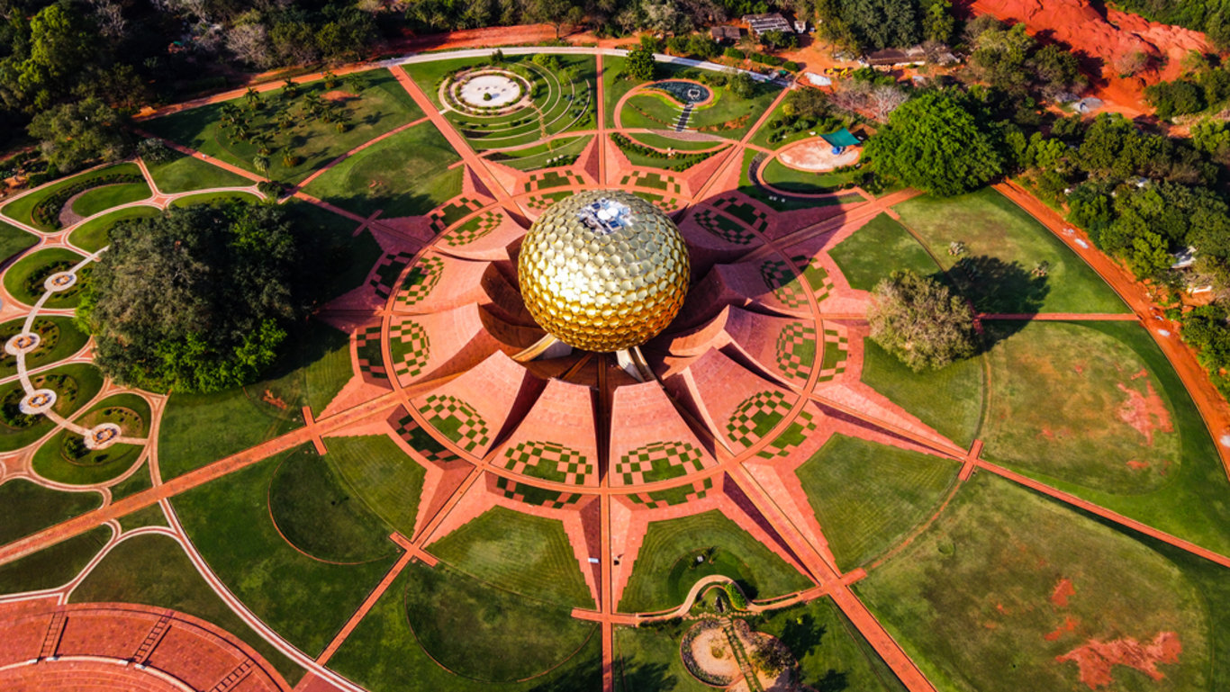 Hindistan'ın Auroville şehrinde yaşayan insanlar para, din ve siyaset olmadan yaşıyor