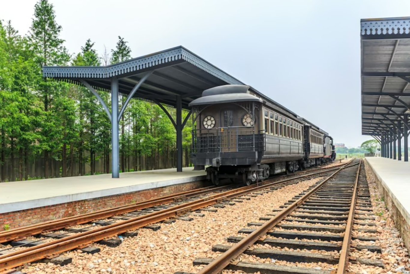 Demir yollarında neden taşlar olur? Tren raylarında bulunan taşların amacı nedir?