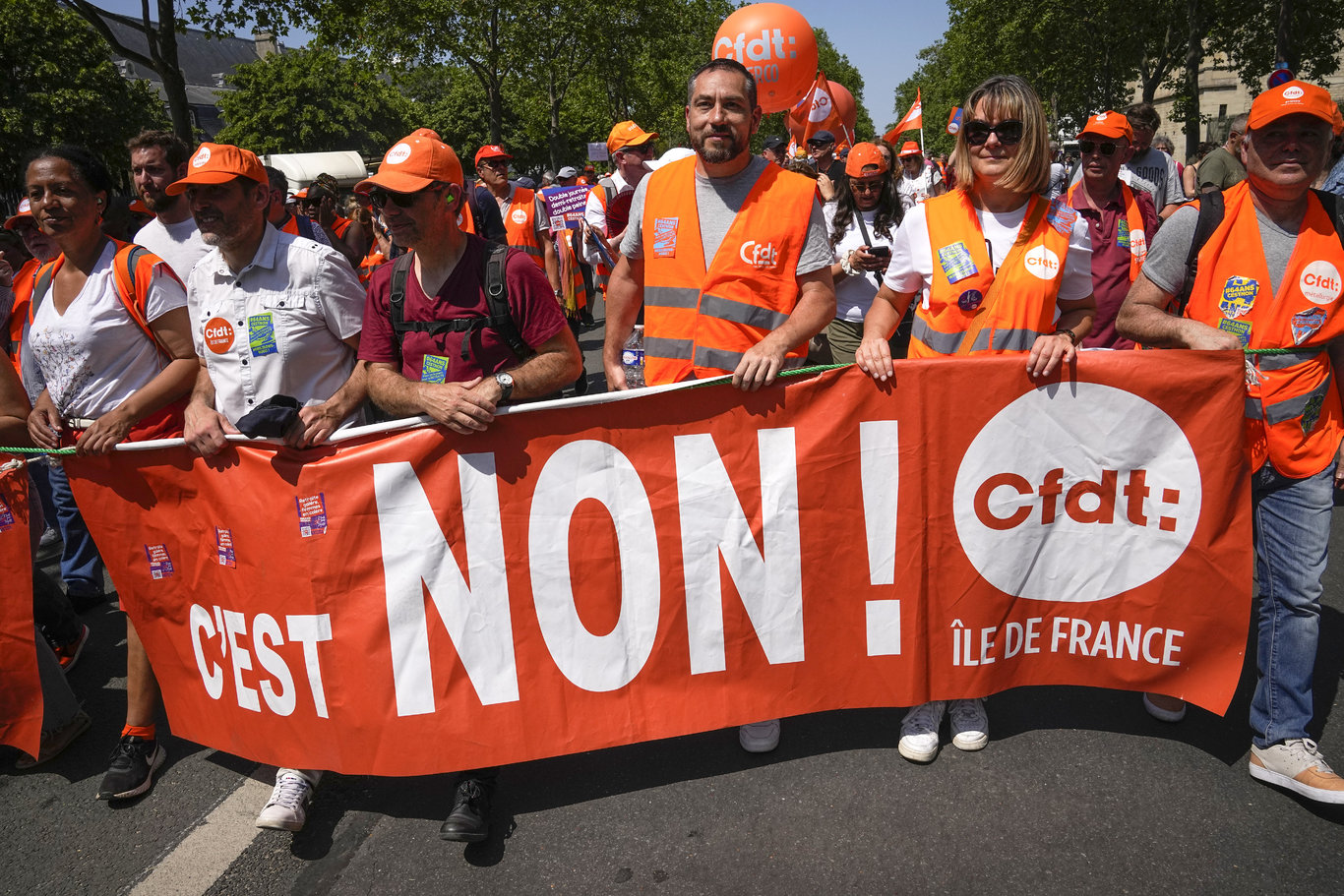 Fransa'da emeklilik yaşını yükselten reforma karşı ülke genelinde protesto: Binlerce kişi katıldı!