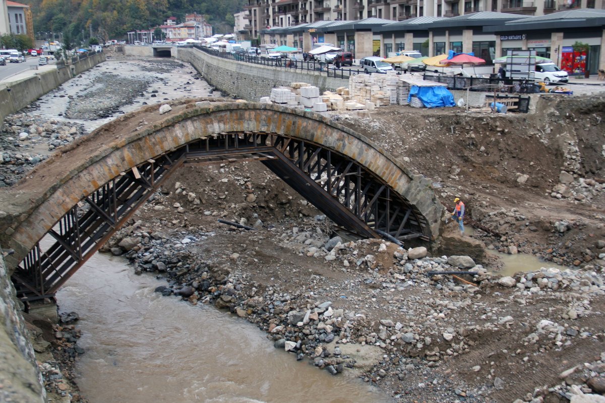 Giresun da selde yıkılan tarihi köprü onarılıyor #2