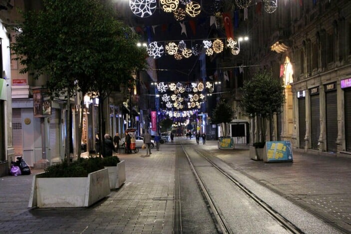 İstiklal Caddesi'ndeki banklar kaldırıldı