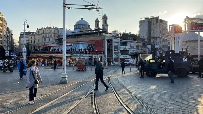 İstiklal Caddesi'ndeki banklar kaldırıldı