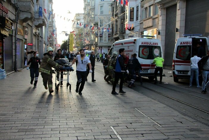 İstiklal Caddesi'ndeki banklar kaldırıldı