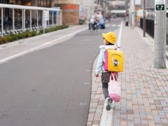 Japonya’daki çocuklar neden sarı şapka takar?