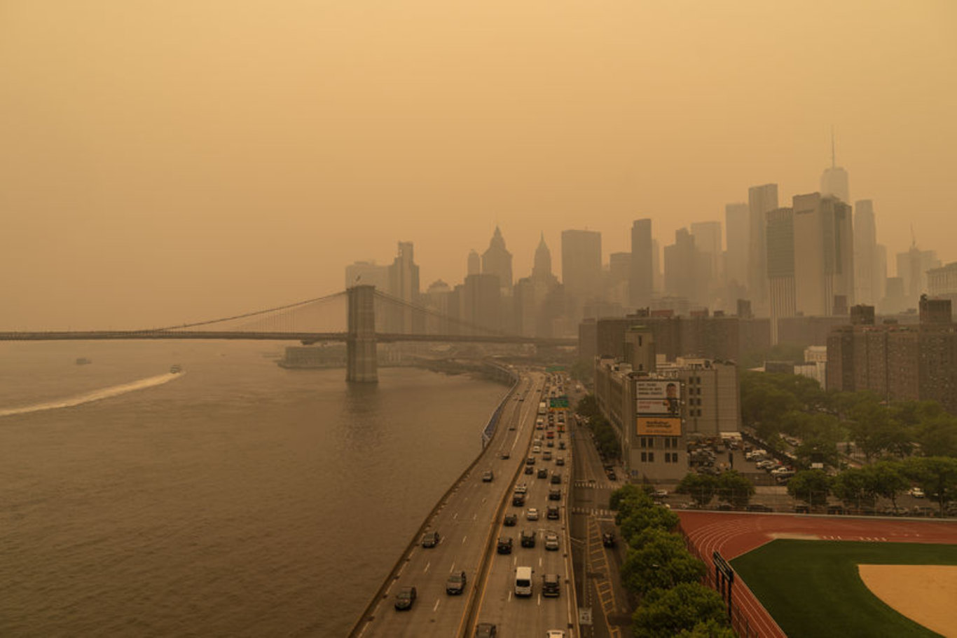 New York duman altında kaldı: Uçak seferleri ertelendi!
