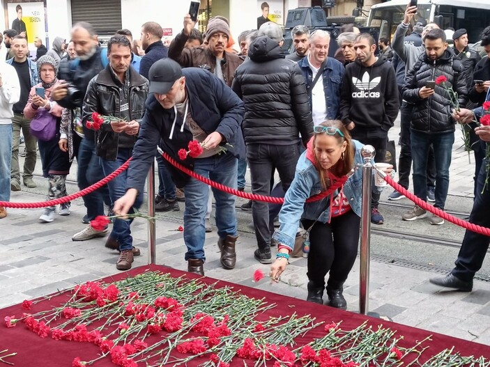 Taksim’deki bombalı saldırı: Patlamanın olduğu yere karanfiller bırakıldı