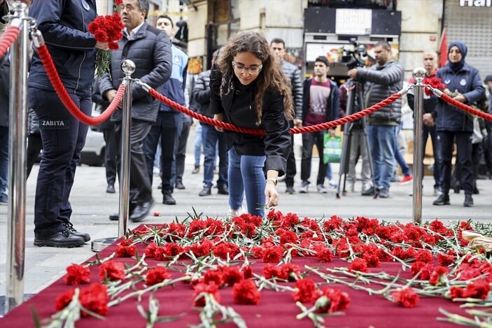 Taksim’deki bombalı saldırı: Patlamanın olduğu yere karanfiller bırakıldı