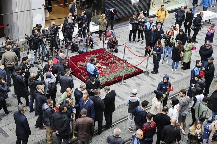 Taksim’deki bombalı saldırı: Patlamanın olduğu yere karanfiller bırakıldı