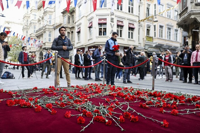 Taksim’deki bombalı saldırı: Patlamanın olduğu yere karanfiller bırakıldı