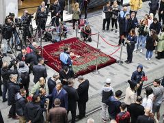 Taksim’deki bombalı saldırı: Patlamanın olduğu yere karanfiller bırakıldı