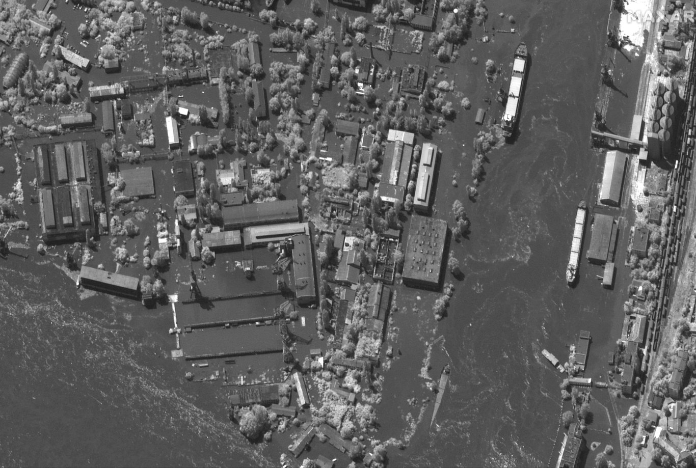 Ukrayna'da Kakhovka Barajı vuruldu, binlerce kişi tehlikede: Yıkım uydudan görüldü!