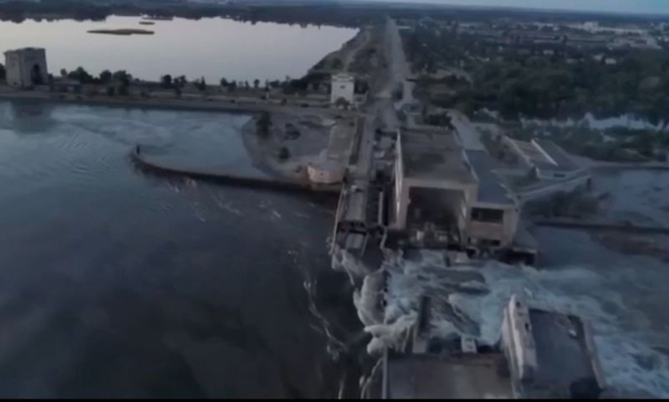 Ukrayna'da Kakhovka Barajı vuruldu: Bölgede sel tehlikesi var!