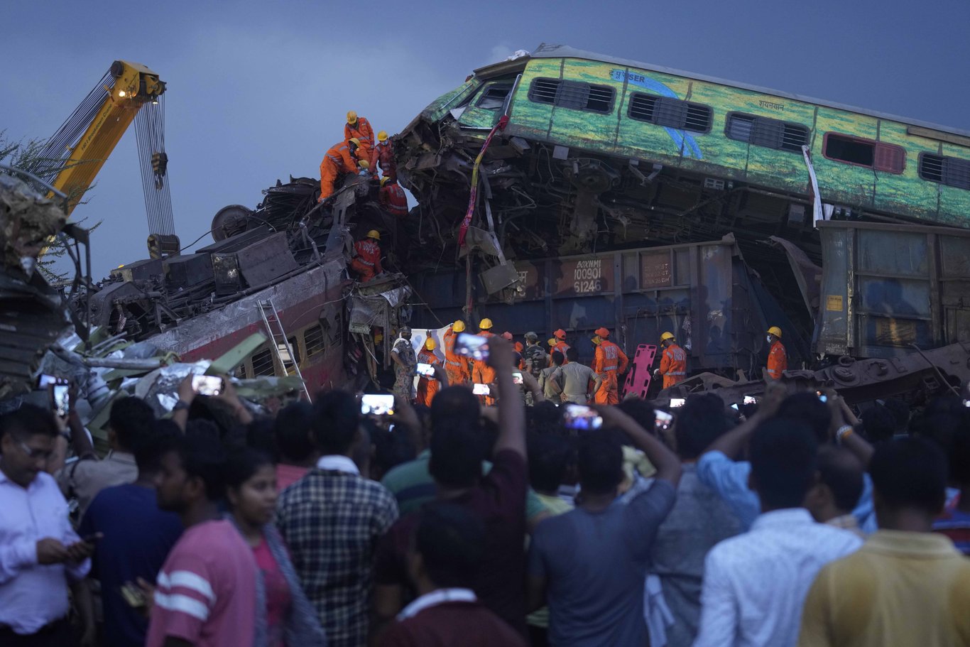 Hindistan'da son 20 yılın en büyük tren kazası: Ölümcül tren kazasında can kaybı artıyor!