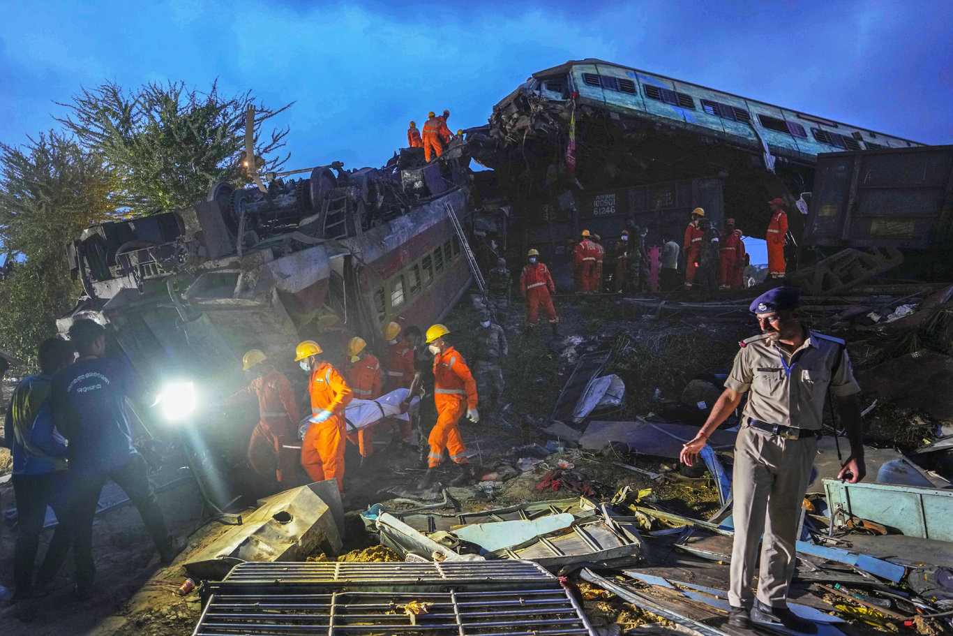 Hindistan'da son 20 yılın en büyük tren kazası: Ölümcül tren kazasında can kaybı artıyor!