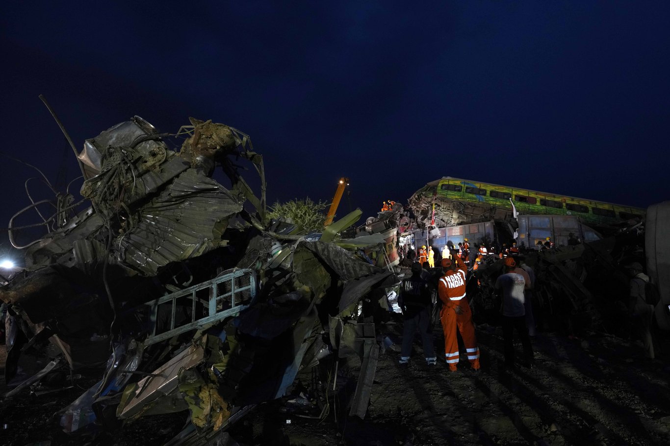 Hindistan'da son 20 yılın en büyük tren kazası: Ölümcül tren kazasında can kaybı artıyor!