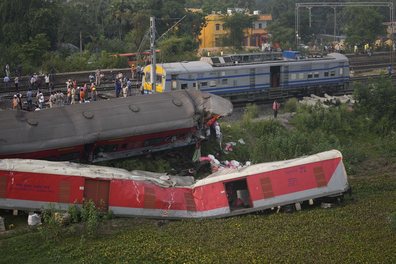 Hindistan'da son 20 yılın en büyük tren kazası: Ölümcül tren kazasında can kaybı artıyor!