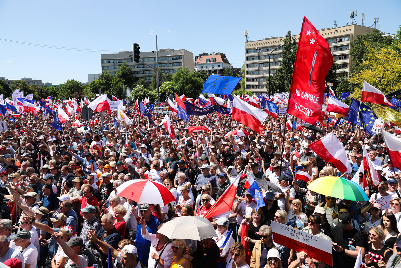 Polonya'da son yılların en büyük protestosu: Yüz binlerce kişi katıldı!