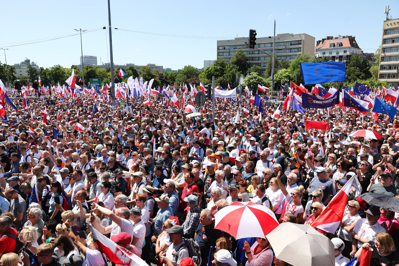 Polonya'da son yılların en büyük protestosu: Yüz binlerce kişi katıldı!