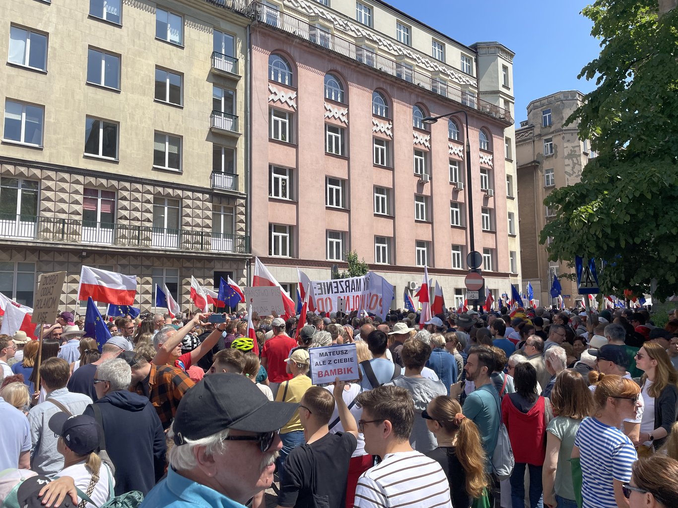 Polonya'da son yılların en büyük protestosu: Yüz binlerce kişi katıldı!
