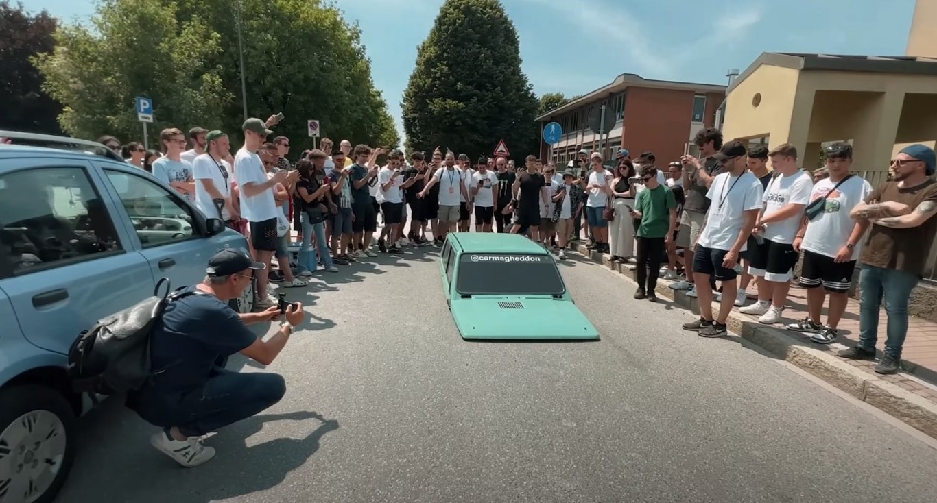 Dünyanın en alçak arabası görenleri hayrete düşürüyor
