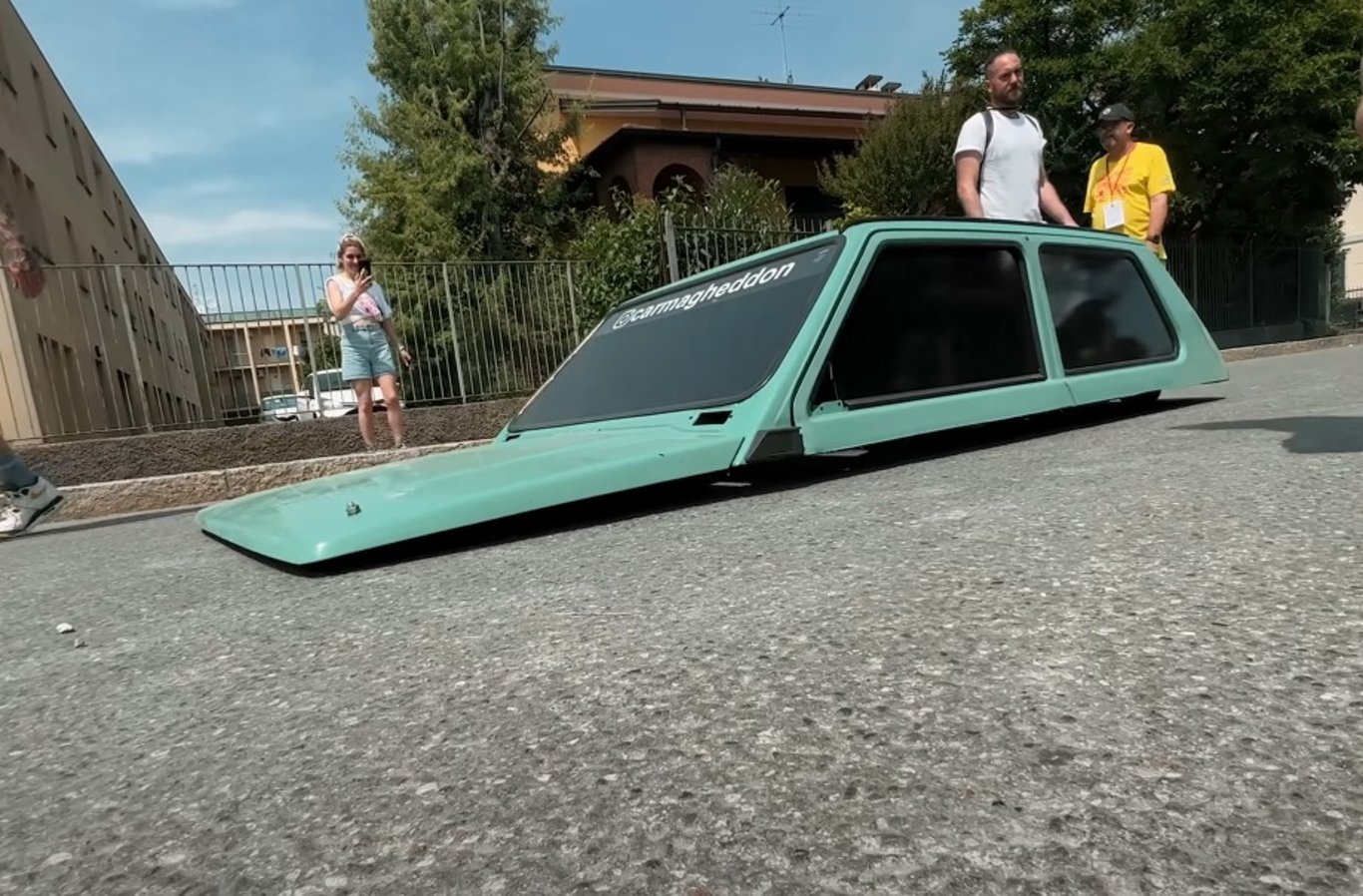 Dünyanın en alçak arabası görenleri hayrete düşürüyor