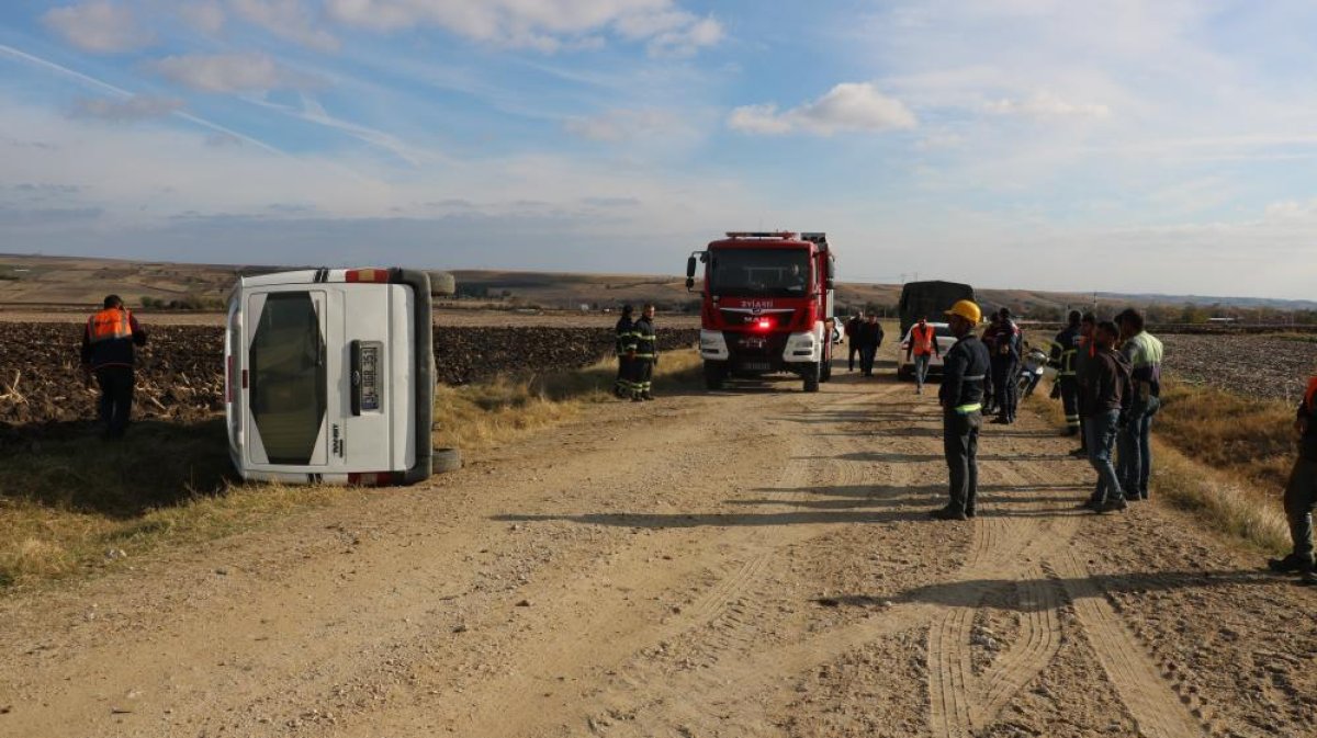 Edirne’de devrilen araçta sıkışan sürücüyü itfaiye kurtardı #2