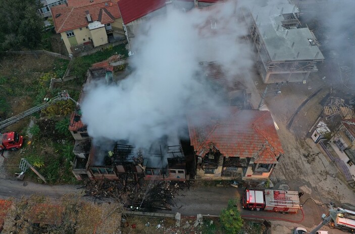 Edirne'de tarihi bina alevlere teslim oldu