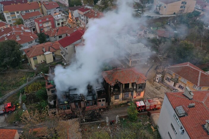 Edirne'de tarihi bina alevlere teslim oldu