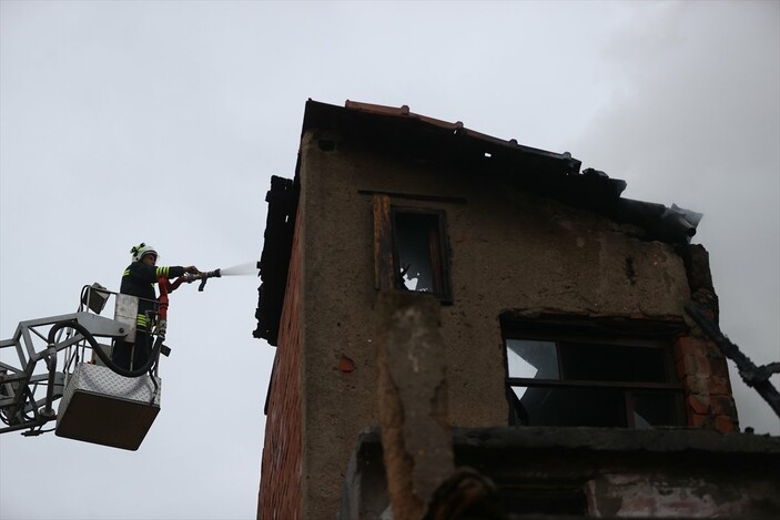 Edirne'de tarihi bina alevlere teslim oldu