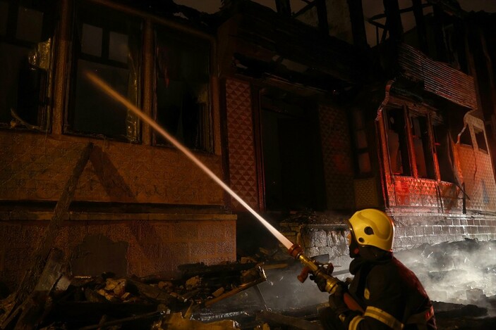 Edirne'de tarihi bina alevlere teslim oldu