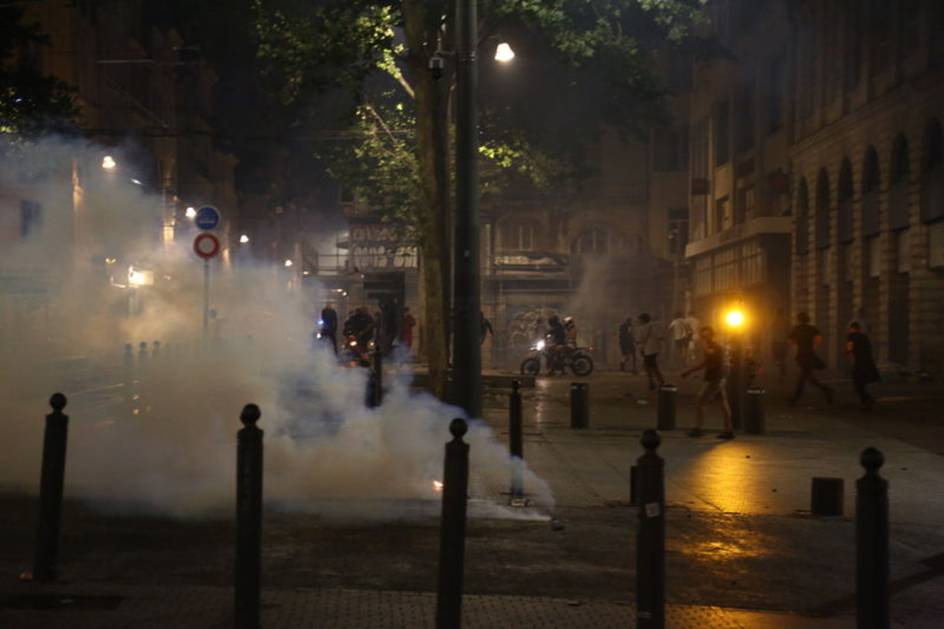 Fransız polisi Paris'teki Şanzelize Caddesi'ni tahliye etti - Dünyadan haberler